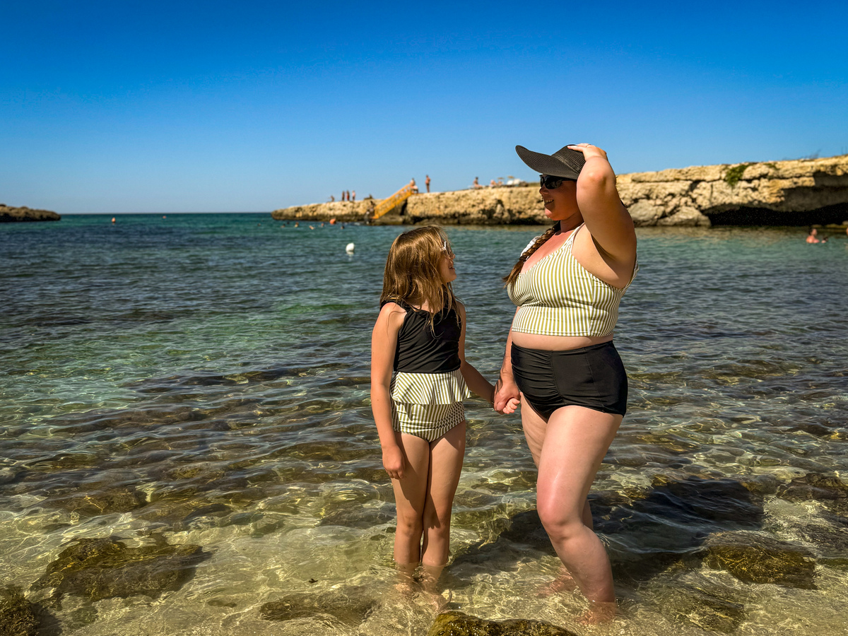 Antonia and her young daughter enjoy a beach day in Puglia.